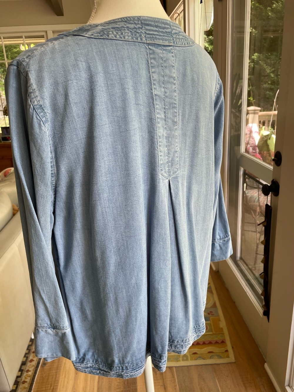 TooFan size large 100% tencel button up chambray top or light jacket - Picture 5 of 9